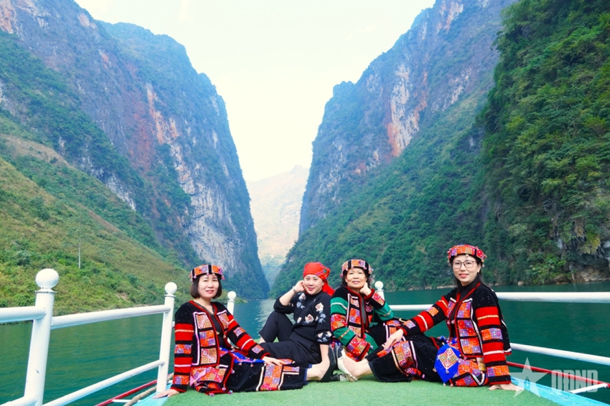 Sông Nho Quế và hẻm vực Tu Sản là biểu tượng của vẻ đẹp mềm mại giữa núi đá hùng vĩ