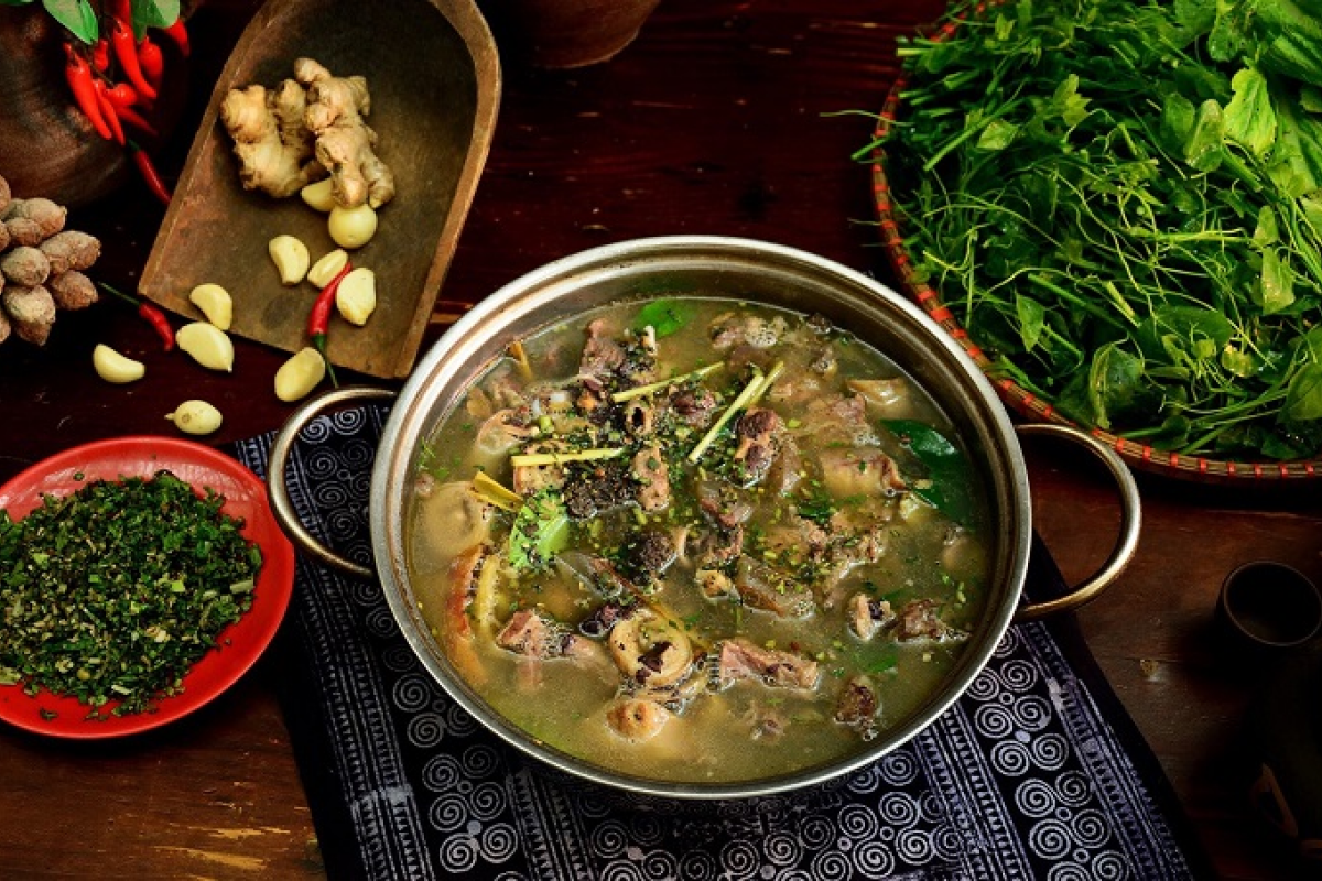 Thắng cố là món ăn lâu đời mang đậm bản sắc của người Mông, xuất hiện nhiều ở chợ phiên vùng cao Hà Giang.