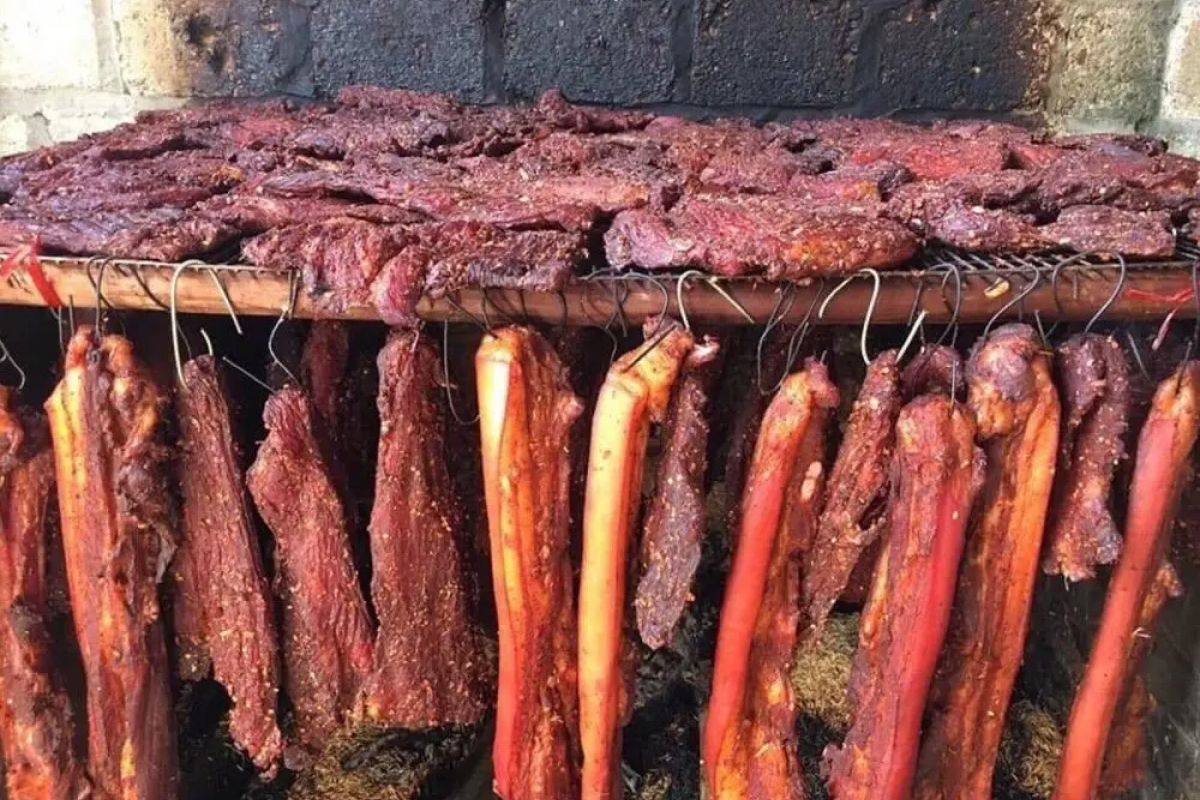 Hương thơm của khói bếp quyện với vị ngọt đậm của thịt tạo nên trải nghiệm đặc trưng mà bất kỳ ai yêu món ngon Hà Giang cũng không thể bỏ lỡ