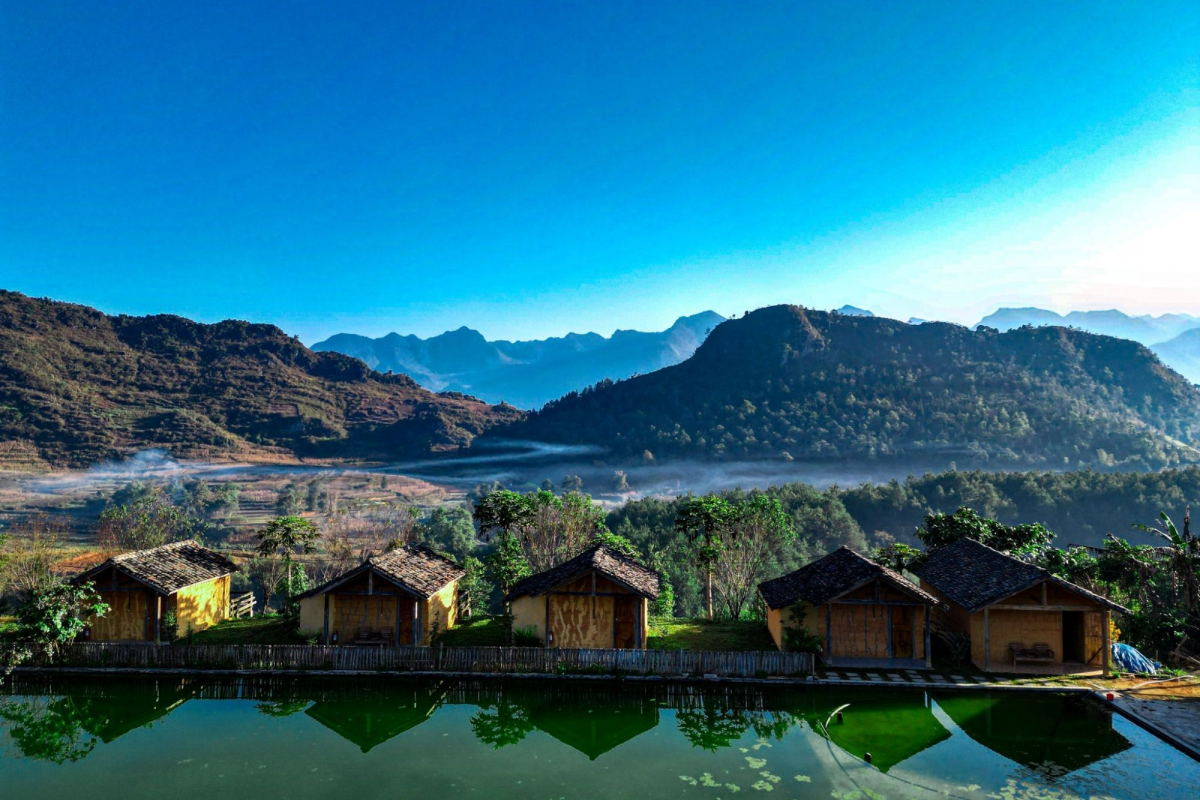 Toong Homestay Quản Bạ nằm giữa không gian núi đồi xanh mát, mang phong cách thiết kế mộc mạc pha nét cổ điển, tạo cảm giác yên tĩnh và thư thái đúng chất vùng cao Hà Giang