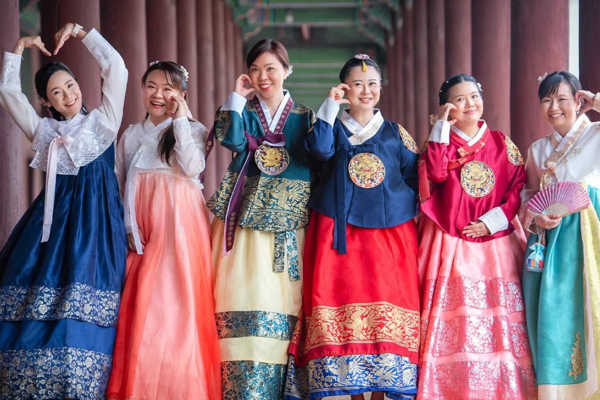 Trải nghiệm Hanbok khi tham quan cung điện