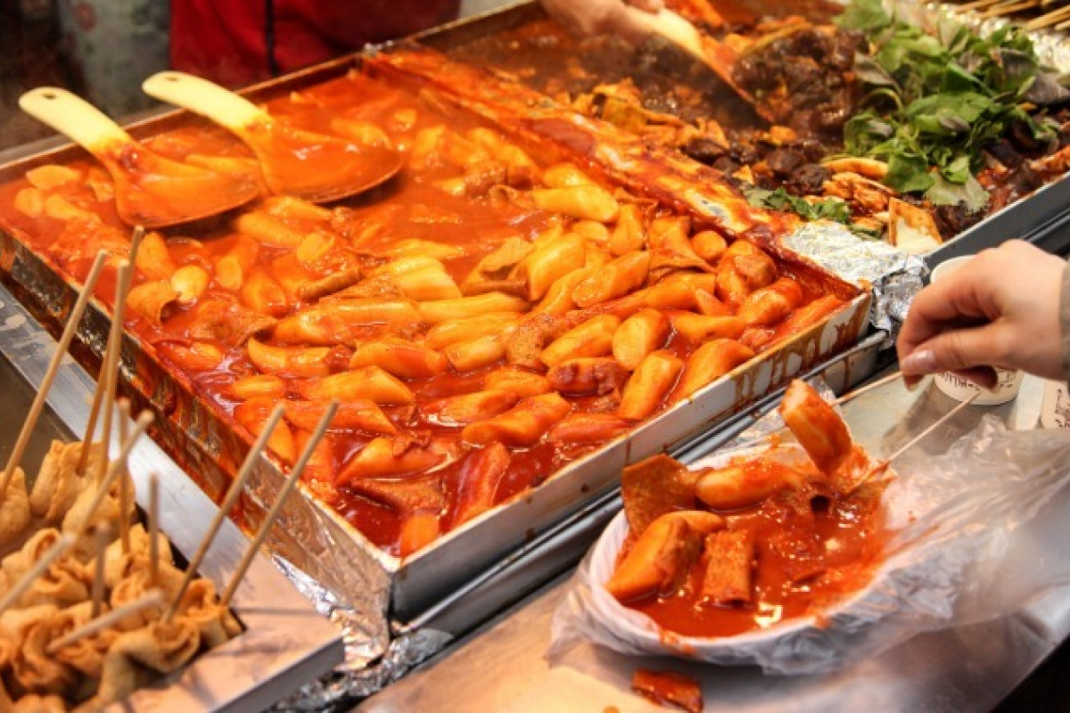 Tteokbokki món ăn đường phố, dễ tìm tại các quán nhỏ hoặc khu chợ.