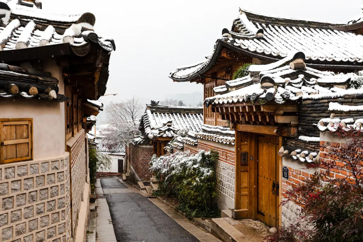 Khi đông về, Làng Bukchon Hanok khoác lên mình một lớp tuyết trắng tinh khôi,