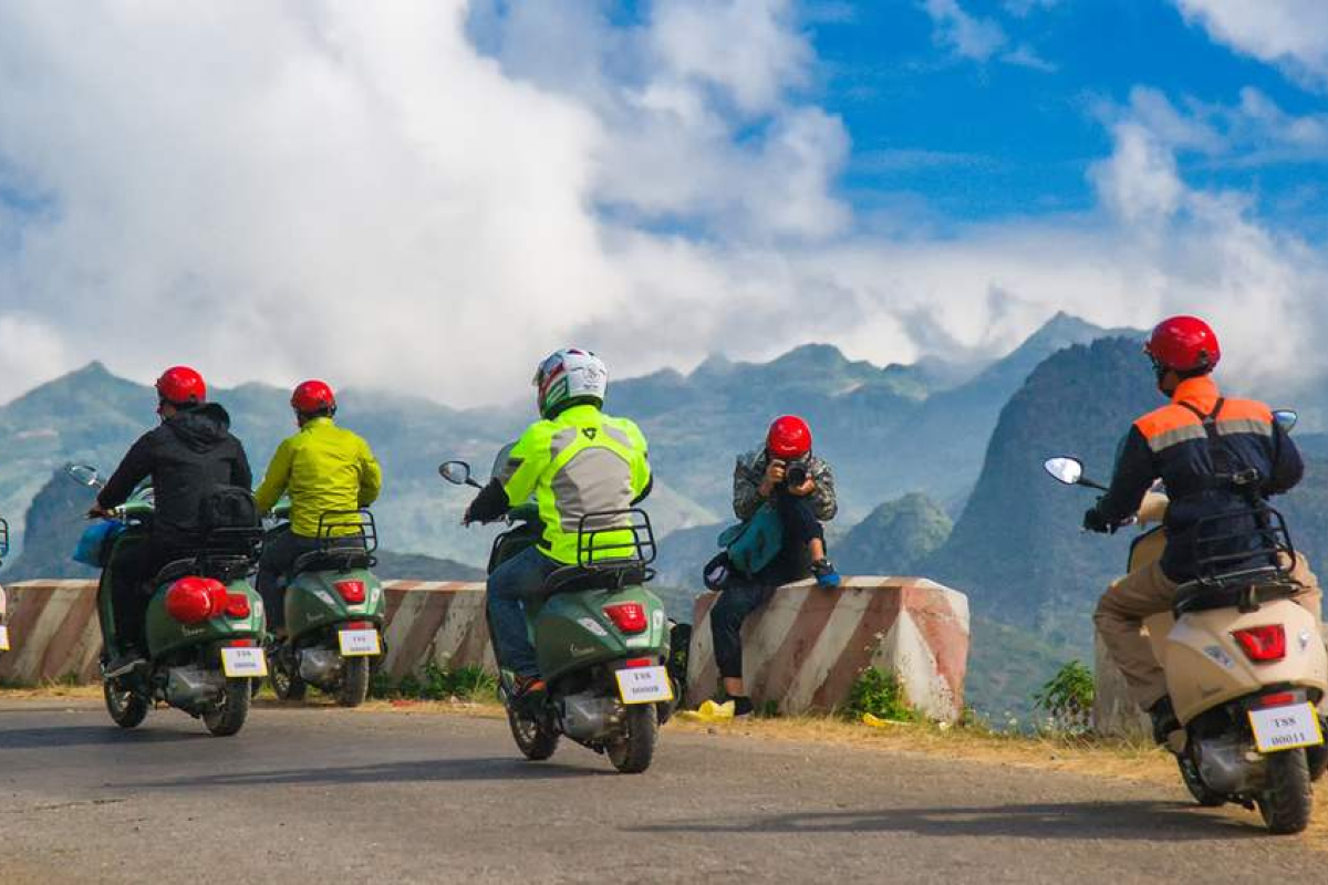 Việc thuê xe Hà Giang giúp bạn cảm nhận trọn vẹn vẻ hùng vĩ và hoang sơ của vùng núi đá