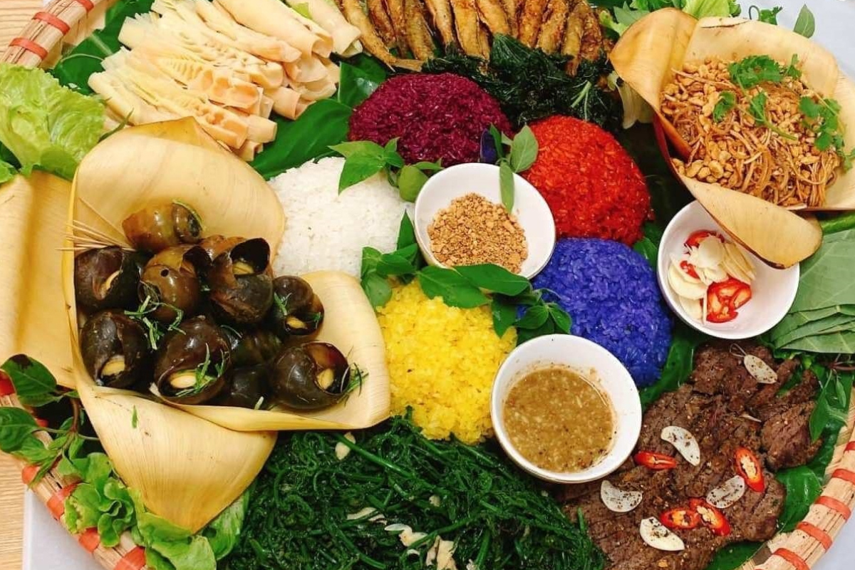 Xôi ngũ sắc là món ăn mang đậm nét văn hóa của người Tày ở Hà Giang, nổi bật với 5 màu rực rỡ tượng trưng cho ngũ hành: xanh, đỏ, tím, vàng, trắng