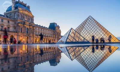 Quý khách chụp ảnh bên ngoài tại Bảo tàng Louvre