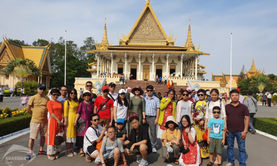 Ảnh đoàn của của Grand Viet Tour chụp tại Hoàng Cung