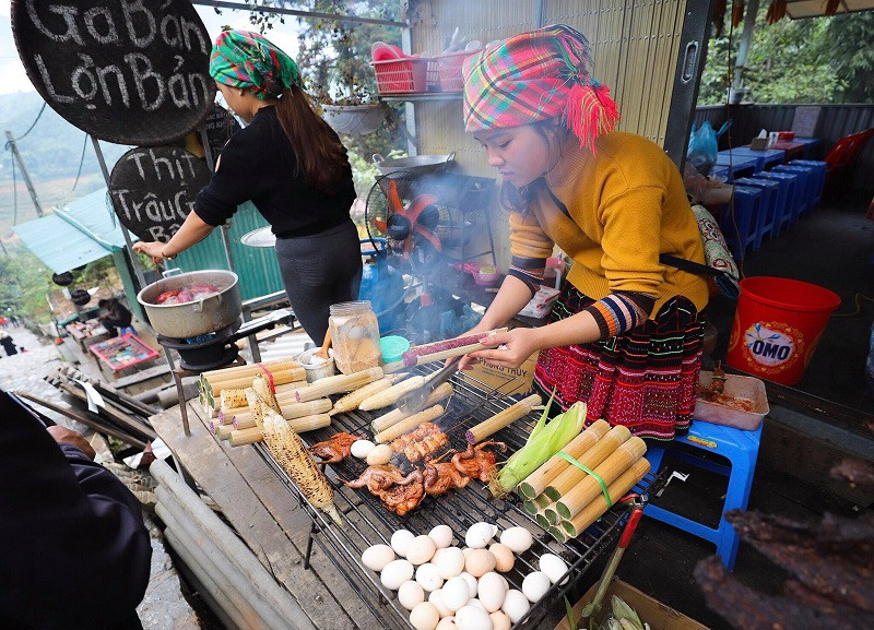 Thưởng thức cơm lam Sapa tại bản Cát Cát