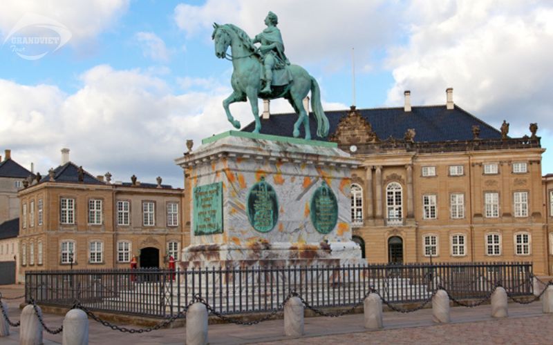 Cung điện hoàng gia Amalienborg