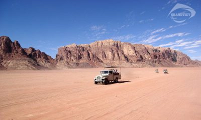 Thăm quan Wadi Rum bằng xe Jeep