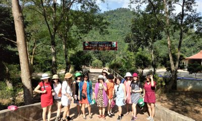 Đoàn khách của Grand Viet Tour tham quan