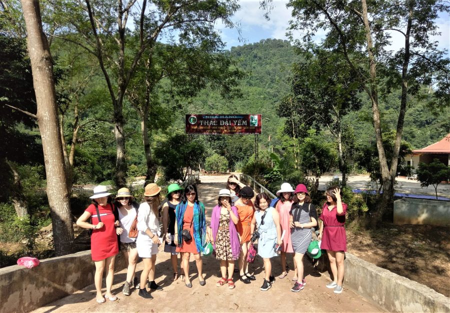 Đoàn khách của Grand Viet Tour tham quan