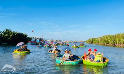 Ảnh đoàn của Grand Viet Tour tham quan