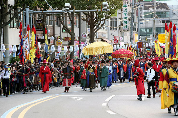 le hoi van hoa hwaseong suwon