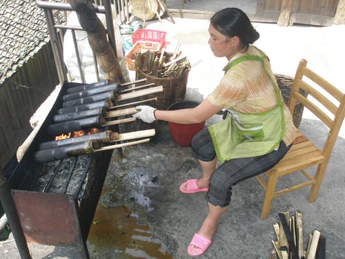 Người dân tự tay làm cơm lam